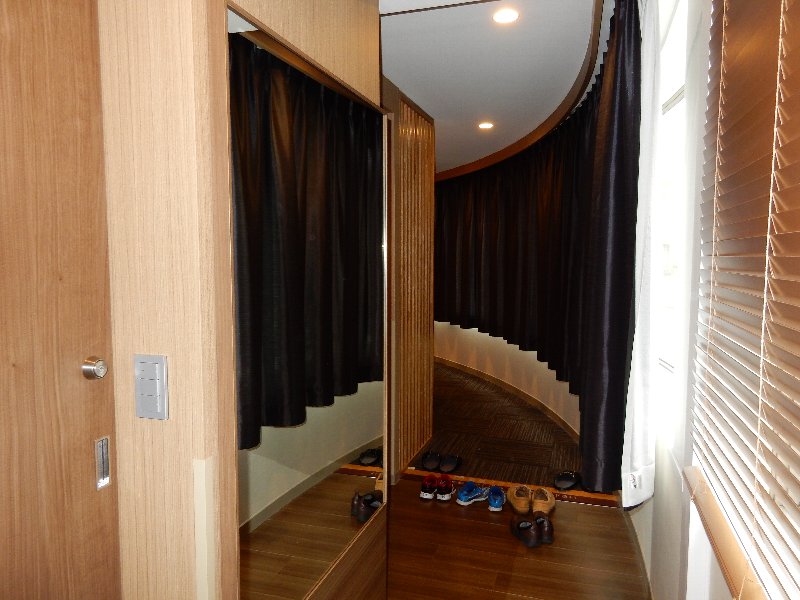 スーパーホテル　池袋駅北口のスーペリアルームの入口ドアを開けた写真