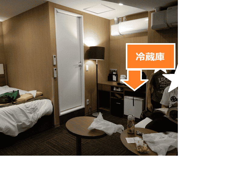 スーパーホテル　池袋駅北口のスーペリアルーム奥にある白いミニ冷蔵庫の写真