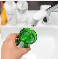 スーパーホテル　池袋駅北口で飲める健康イオン水を緑のコップに注いでいる写真