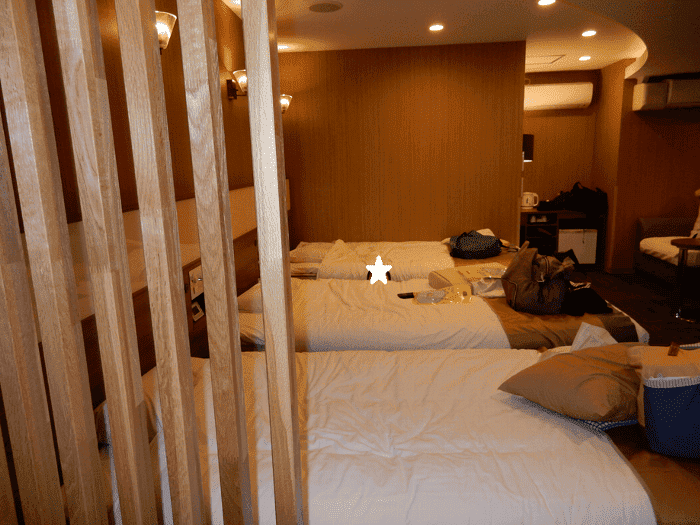 スーパーホテル　池袋駅北口のスーペリアルームにある３台並んだベッドの写真