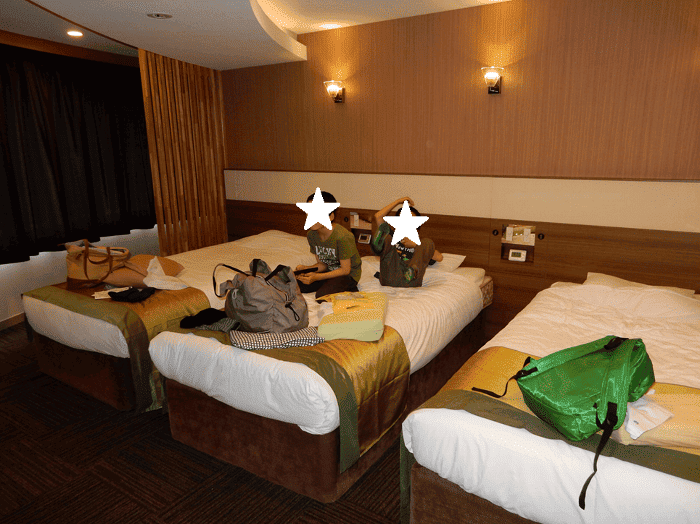 スーパーホテル　池袋駅北口のスーペリアルームにある３台並んだベッドの写真