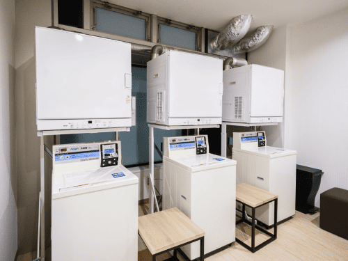 スーパーホテル　池袋駅北口に３台並ぶ白いコインランドリーの写真