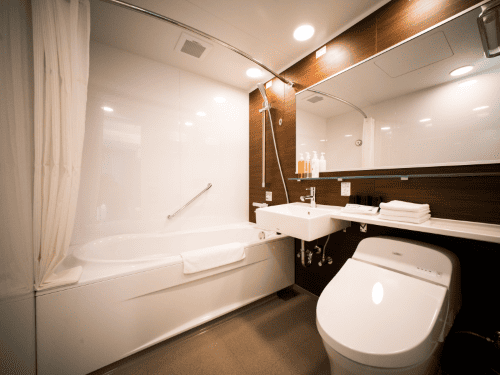 スーパーホテル　池袋駅北口のスーペリアルーム奥にあるユニットバス内の写真