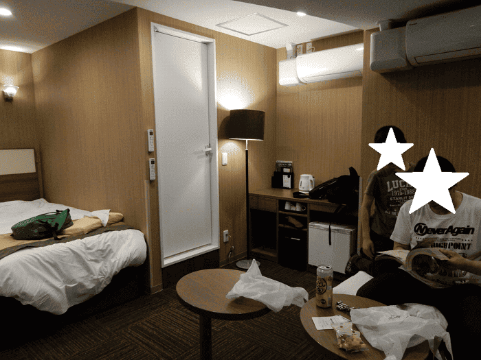 スーパーホテル　池袋駅北口のスーペリアルーム奥にあるユニットバス入口付近を撮した写真