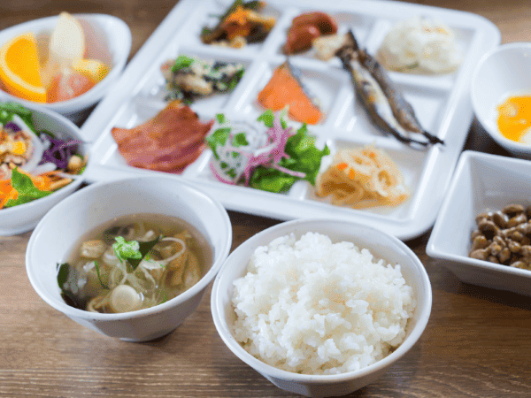 スーパーホテル　池袋駅北口　モーニングビュッフェを和食メインで配膳した写真