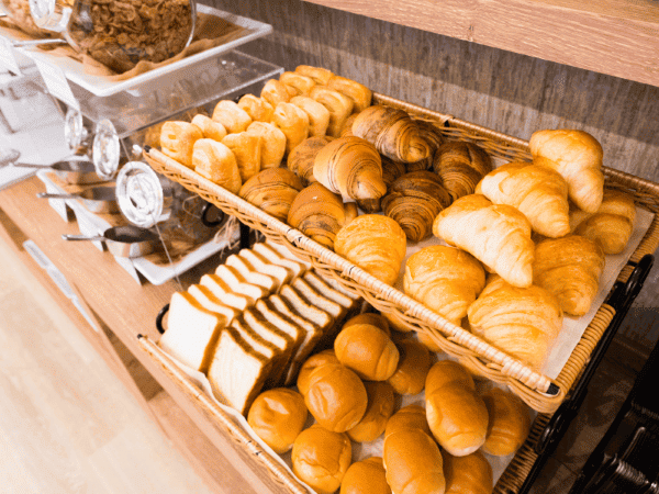 スーパーホテル　池袋駅北口　モーニングビュッフェで用意されているパンの写真