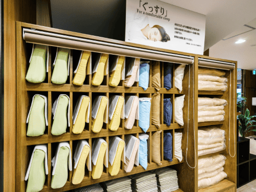 スーパーホテル　池袋駅北口の１Ｆにある枕がびっしり入った棚の写真