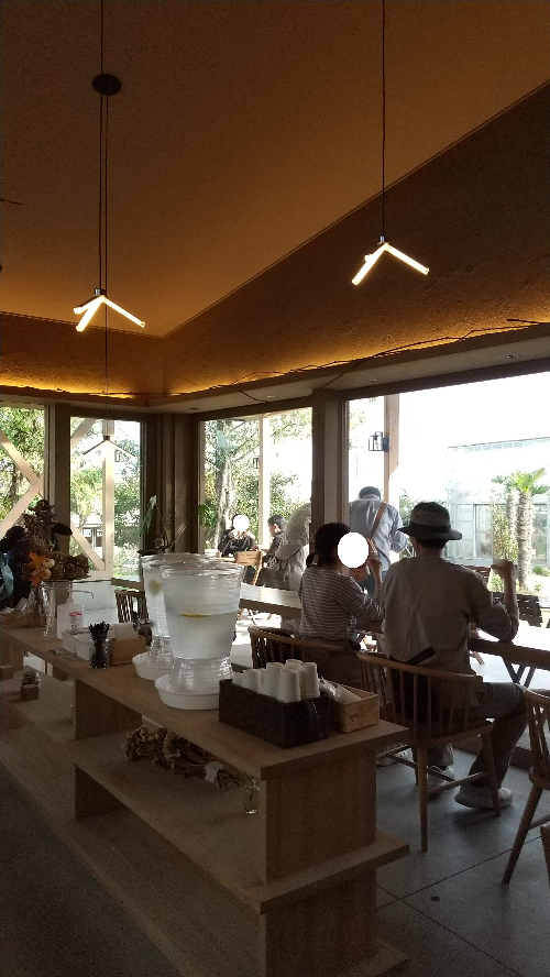 白根グレープガーデン　フルーツカフェ　イートイン内で食事する人々を撮影した写真