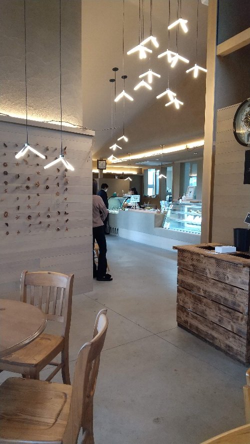 白根グレープガーデン　フルーツカフェのイートインスペースから撮影した販売コーナーの写真