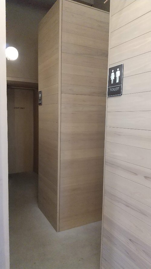 白根グレープガーデン　フルーツカフェ内にあるトイレ入口の写真