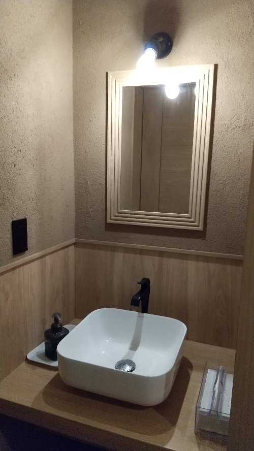 白根グレープガーデン　フルーツカフェ　のトイレ前にある洗面台の写真