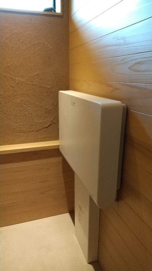 白根グレープガーデン　フルーツカフェ　トイレ内にあるオムツ交換台用のベッドの写真