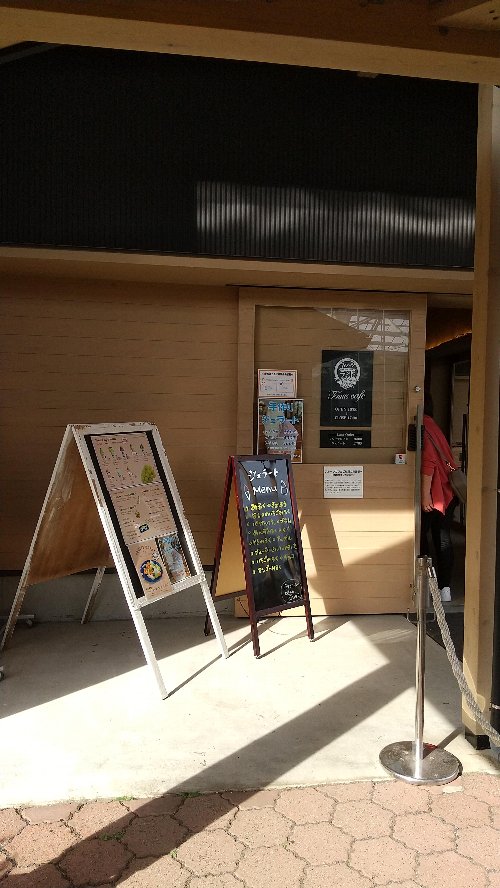 白根グレープガーデンのフルーツカフェの入口付近を撮影した写真