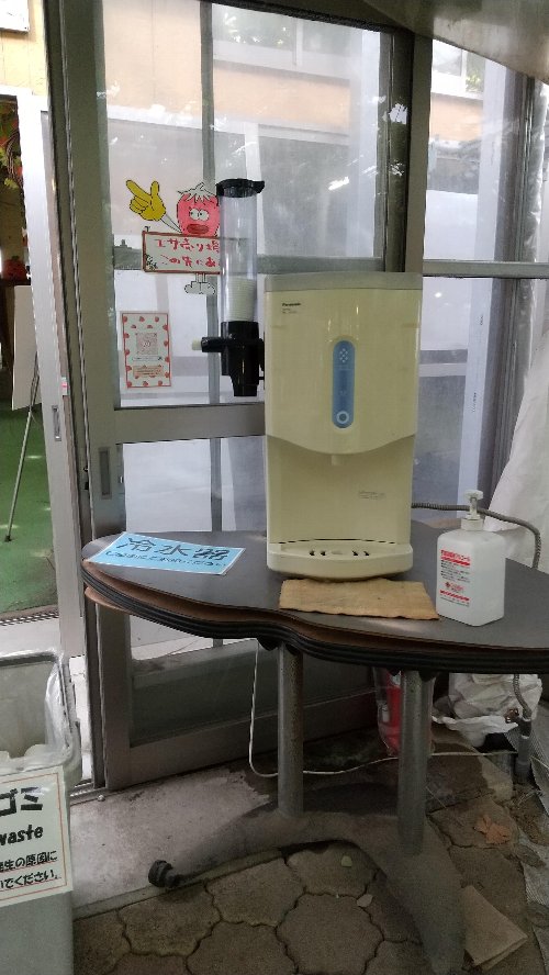 白根グレープガーデンに設置されている白い冷水器の写真