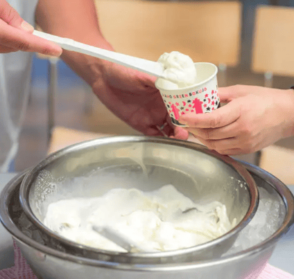 伊香保グリーン牧場　アイスクリーム作り体験で、完成したバニラアイスをカップに入れている最中の写真