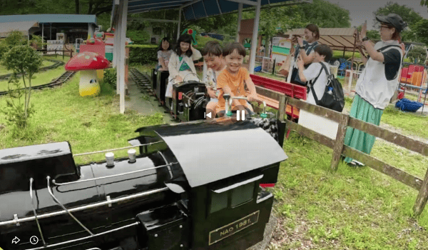 伊香保グリーン牧場内　こどもゆうえんち　ミニしんかんせんに乗る子ども達の写真