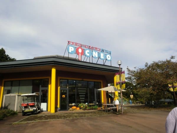 伊香保グリーン牧場内のファミリーレストランピクネオ　外観写真　雨の日日バージョン