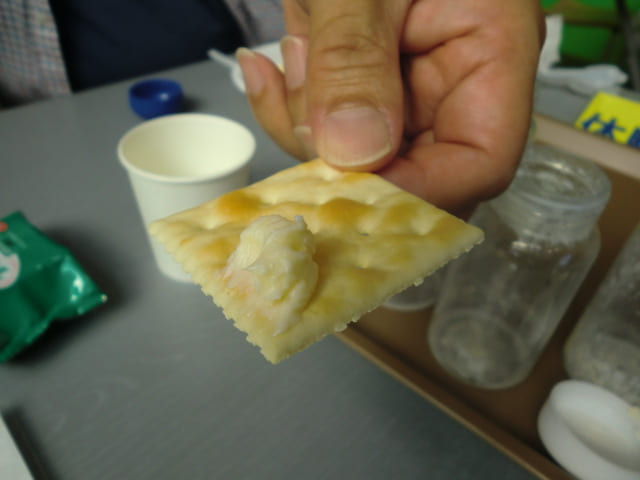 伊香保グリーン牧場　バター作り体験で完成した固形バターをクラッカーに乗せた写真