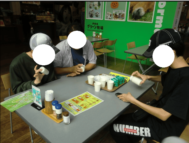 伊香保グリーン牧場　バター作り体験をしている父親と中学生・高校生の男の子２人