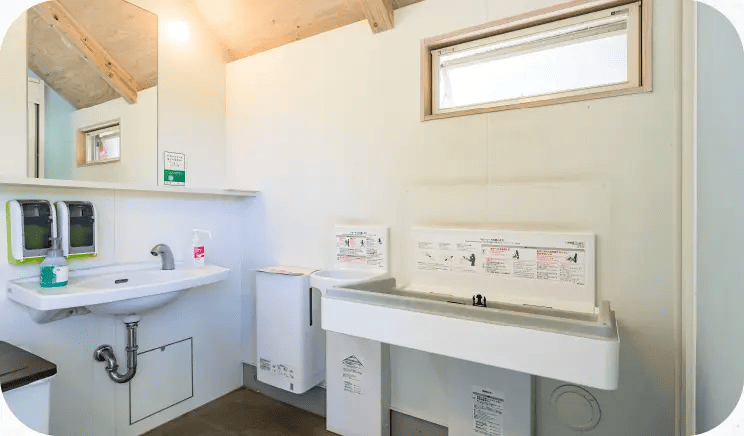 伊香保グリーン牧場内のトイレ内にあるベビーベッドの写真