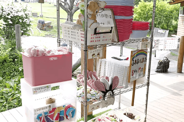 伊香保グリーン牧場　うさぎハウス内に用意されているブラシなどの無料グッズの写真